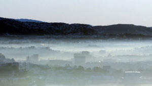 Bilde av by med tåke.