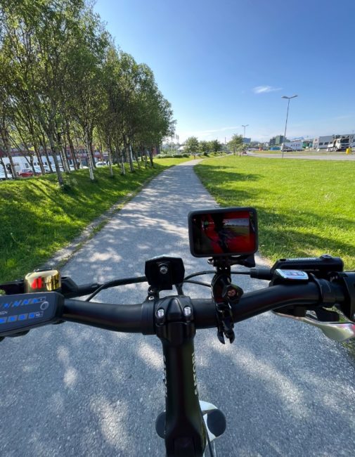 Foto som viser et GoPro kamera som er påmontert et sykkelstyre.