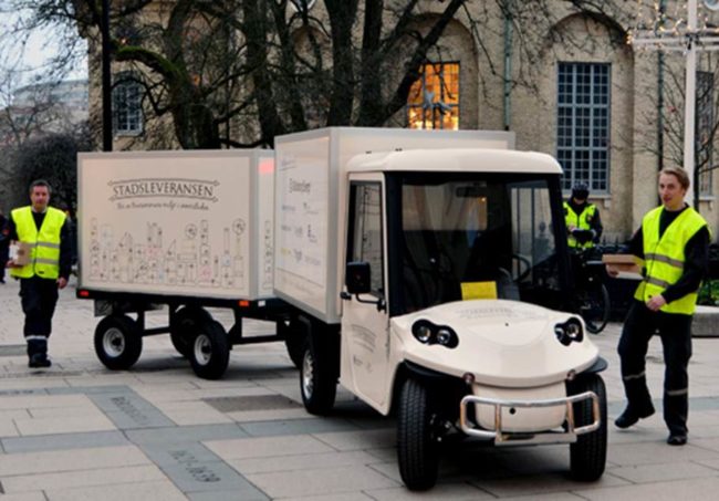 Fotoet viser varelevering med elektrisk varebil med henger (spesialtilpasset liten varebil) i G&oslash;teborg.