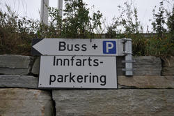 Skilt "buss +innfartsparkering"