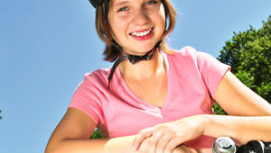 bilde av jente på sykkel med hjem