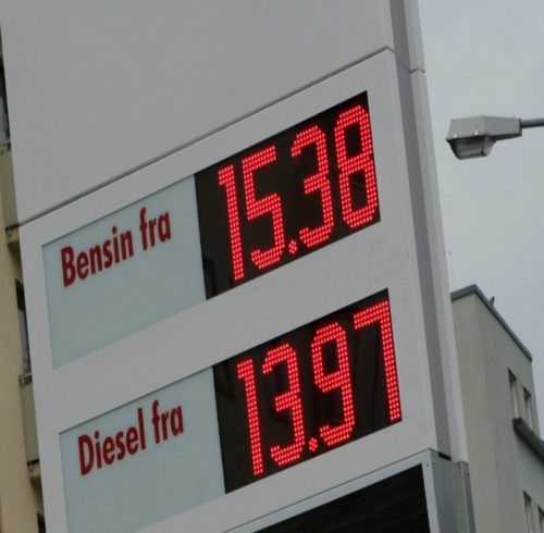 Bilde av skilt som viser prisen til drivstoff ved en bensinstasjon.