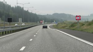 bilde av en enslig bil på en motorvei med 100 kilometer i timen fartsgrense