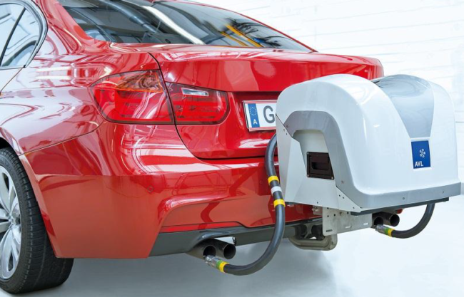 Fotoet viser en personbil, der det er montert m&aring;leutstyr for avgasser bak p&aring; bilen.