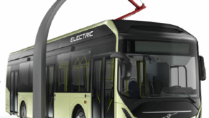 Volvo elbuss ved ladestasjon.