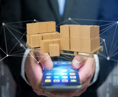 Grafikk av en mann som holder en telefon med svevende paller med papp bokser på som flyter over mobilen med logistikk streker rundt.
