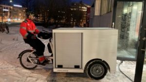 Fotoet viser en tre-hjuls lastesykkel på vinterføre.