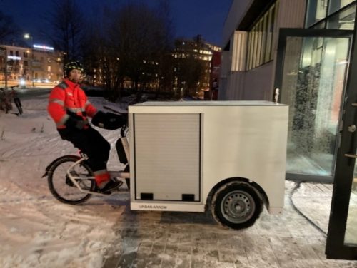 Fotoet viser en tre-hjuls lastesykkel på vinterføre.