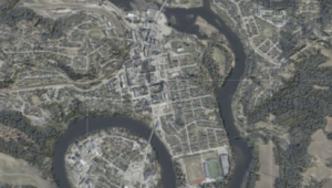 Satelittbilde av en elv som går gjennom et bebygd område.