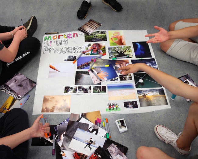 Bilde fra Sommerskolen på Lofsrud skole. Elever som lager en plakat med bilder for å vise fram ideene sine