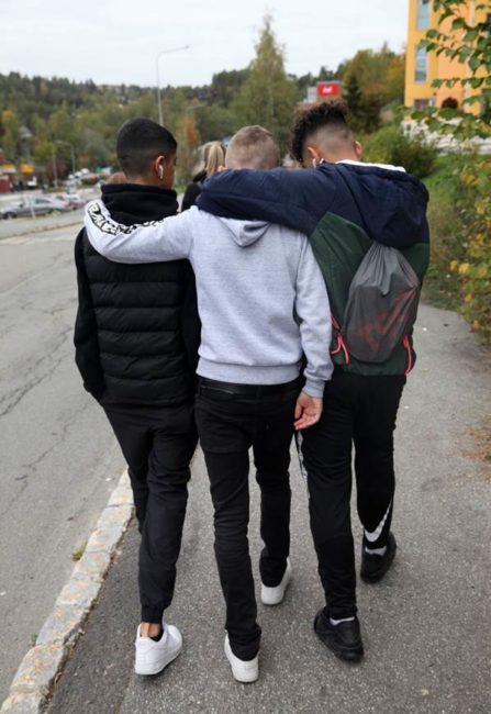 Foto av unge som går langs vei.