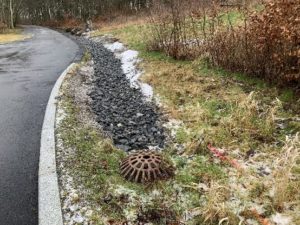 Figuren viser to fotoer av en sykkelvei med turvei, som har overvannshåndtering på den ene siden.