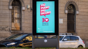 Figuren viser et reklameskilt for 30 sonen.