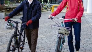 To personer som leier hver sin sykkel