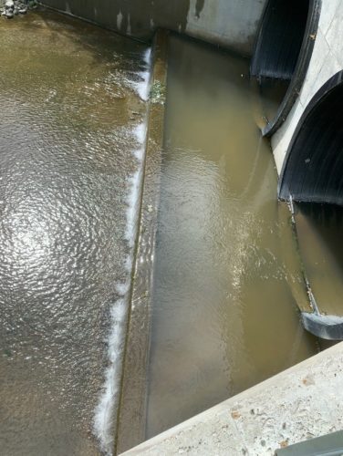 De to fotoene viser i detalj sedimentbassenget som ligger ved utløpet av kulvertene.