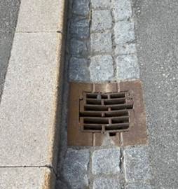 Fotoet viser et sluk, som er nedfelt i vannrennen.